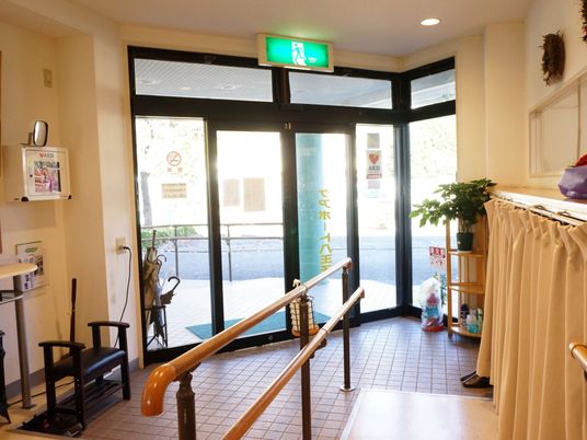  エントランスの明るい空間  