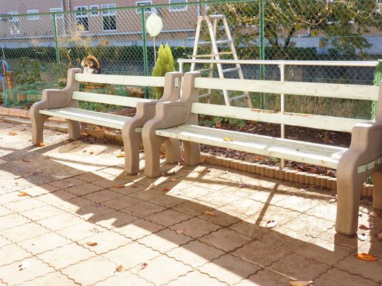 屋外の休憩ベンチ 