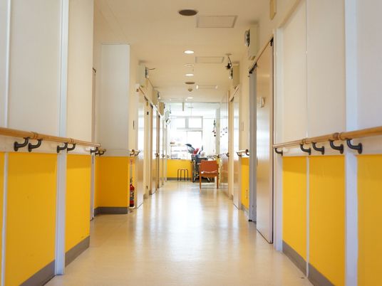  廊下に手すりと黄色壁  