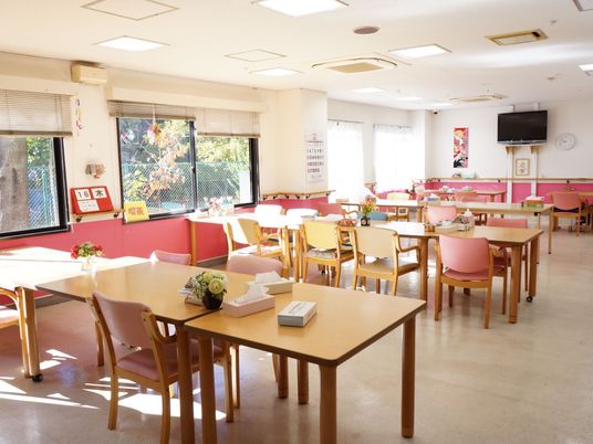  明るい共有ダイニング 