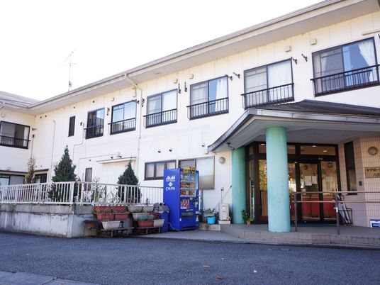  白壁の建物とエントランス 