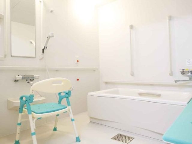 明るい手すり付き浴室 浴室 安全に気を配った設計の浴室です。手すりやシャワーチェアを設置し、快適な入浴をサポートしています。