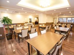 明るい食堂の空間