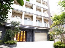 モダンな建物のエントランス