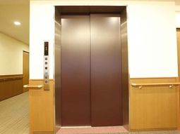 清潔な施設のエレベーター