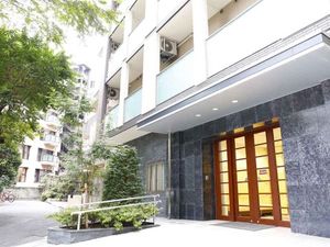 木製ドアのモダンなエントランス