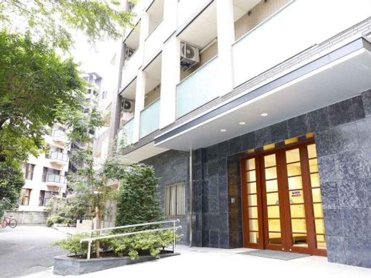 木製ドアのモダンなエントランス