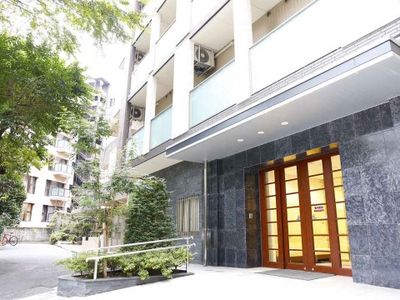 木製ドアのモダンなエントランス