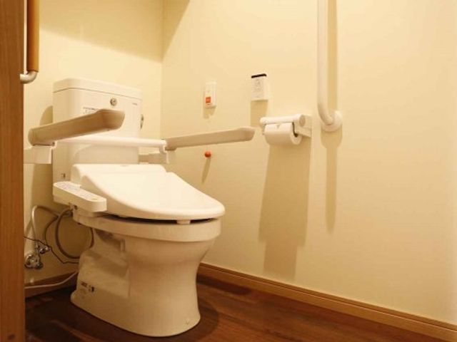 バリアフリーなトイレ 個室(トイレ) サポートバー付きの広々とした清潔なトイレです。利用者の安全と快適性を考慮した設計となっております。