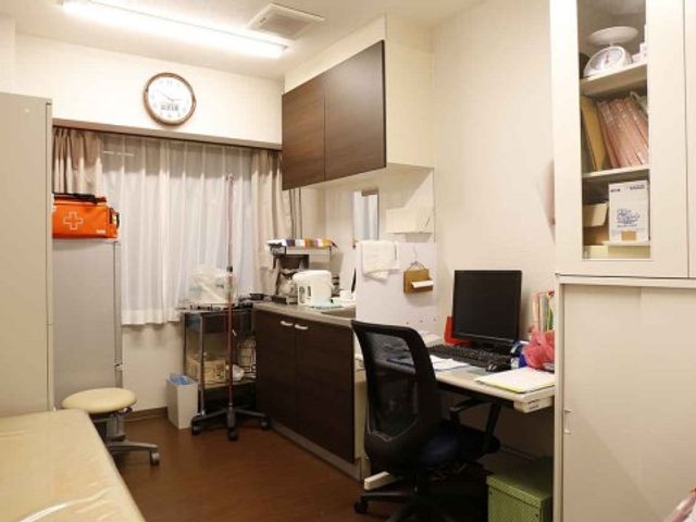 整頓された事務室 医務室 明るく清潔感のある作業空間です。必要な備品が整えられ、効率的な業務が行える環境が整っています。