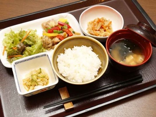 和食の並ぶ食事膳