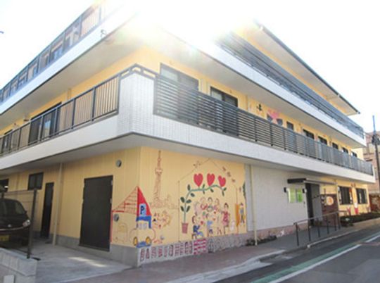 光が差し込む建物外観