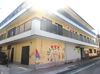光が差し込む建物外観