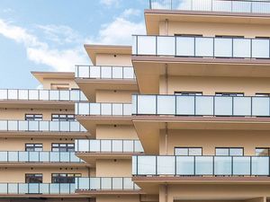 バルコニーが並ぶ外観  