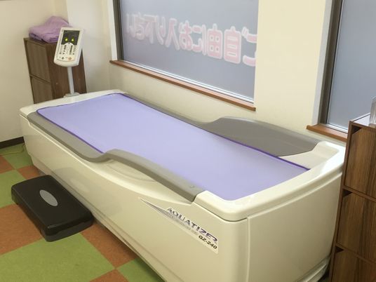 機能訓練室のベッド  