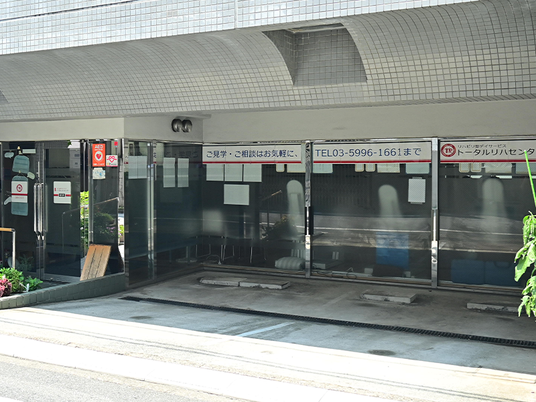 施設のエントランス  