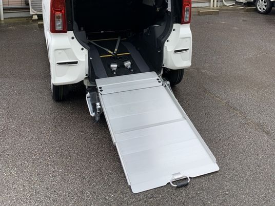 車いす用スロープ付き車両  