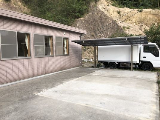 建物横の車寄せ外観  