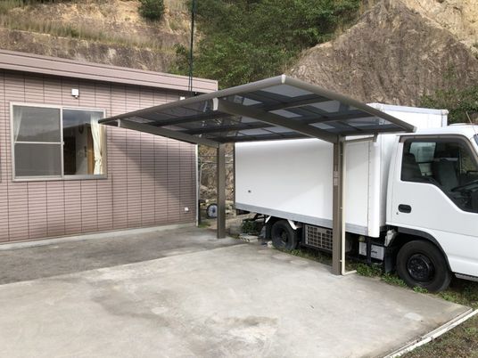 車寄せと駐車場