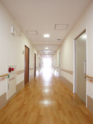 明るい廊下の景観