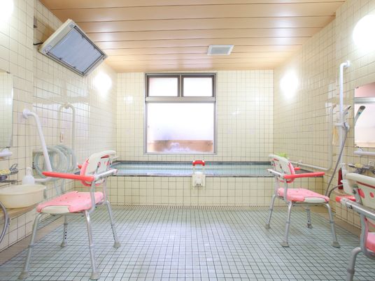 バリアフリー設計の浴室