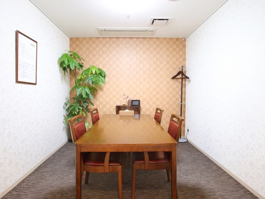 明るい会議室の様子