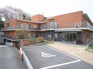 澄み切った空の下の施設外観