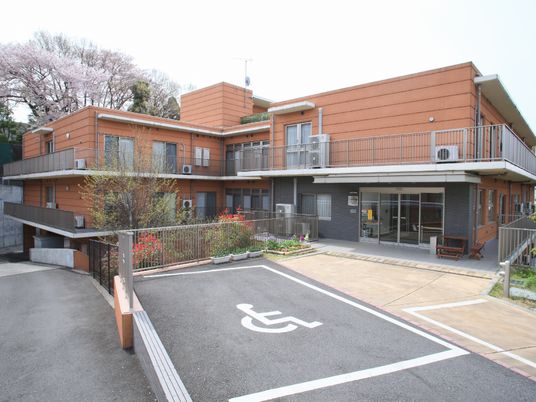 澄み切った空の下の施設外観