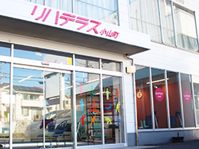 施設の入口 エントランス ガラス張りのエントランスが開放的で、訪れる人々を温かく迎え入れます。