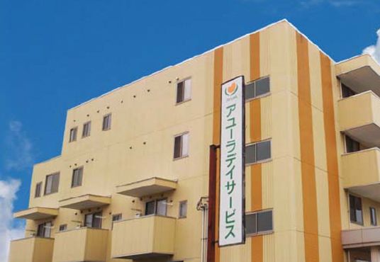 明るい外観の建物