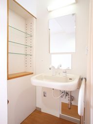 清潔な洗面台と鏡