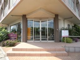 明るい施設のエントランス