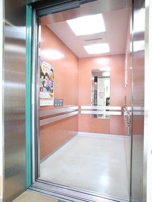 広々としたエレベーター室内