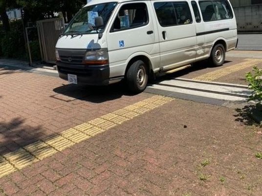 送迎車と出入口前  