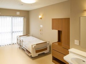 明るい居室のベッド  