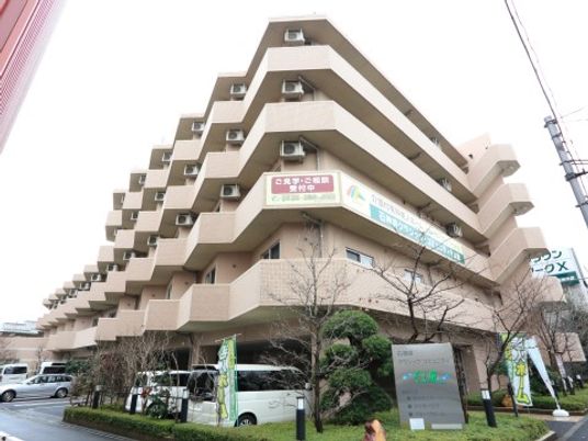 多階層のベージュの建物