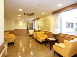 明るい待合室の様子
