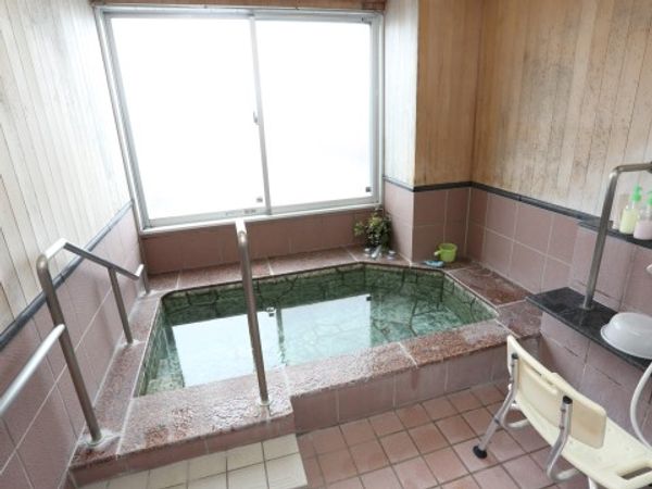 手すり付きの明るい浴室