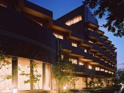 暖かい灯りの建物外観