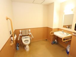 手すり付きトイレの内観