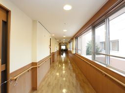 明るく広々した廊下