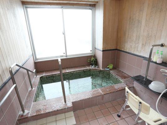  手すり付き浴室  