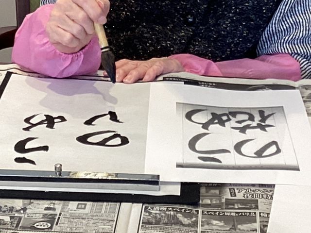 墨絵を学ぶ活動 多目的室 楽しく墨絵を学ぶ時間を提供しています。書道などの文化活動が充実した環境です。