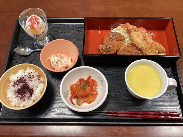 ランチメニューの食事 食堂 栄養バランスに優れた美味しそうなランチです。彩り鮮やかで、食事時間が楽しくなります。