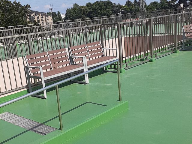 緑のフロアのテラス バルコニー 快晴の空の下、開放的なテラスでは新鮮な空気を吸いながら、日々の憩いの時を過ごすことができます。