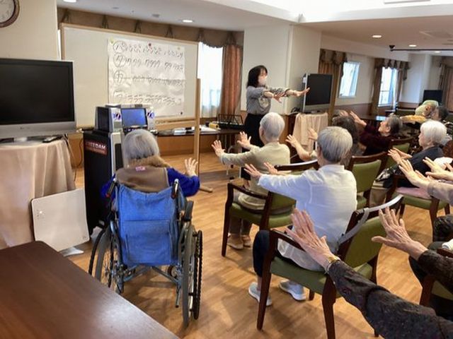 活動中の多目的室 多目的室 明るい多目的室で、皆さんが楽しそうに運動をされています。広々とした空間で動きやすく工夫されています。