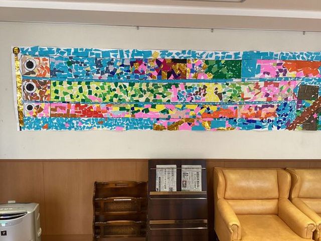 色とりどりの壁飾り 内観 色鮮やかな壁の装飾が空間を楽しく彩っています。リラックスできる椅子が配され、談話も楽しめます。