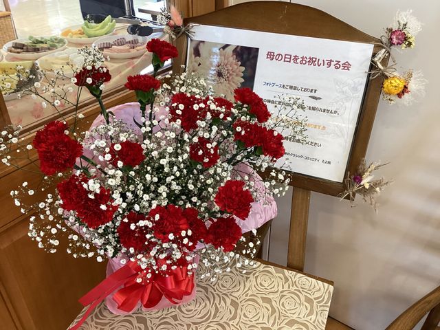 季節のイベントを示す掲示物 掲示物 季節の祝祭感が漂う飾り付けがされています。温かみのある空間で、イベントに参加する楽しさが感じられます。