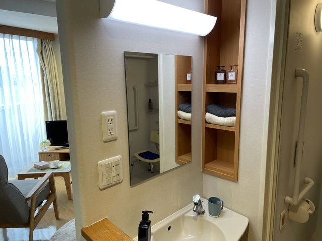 清潔な個室のトイレ 居室洗面室 手すり付きのトイレは安全を考慮し、すべての方が快適にご使用いただけるよう設計されています。