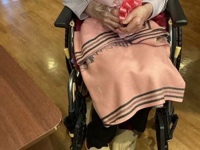 車椅子の利用者 ダイニングルーム 車椅子を利用される方も快適に過ごせるスペースがあります。温かみのある木目調の床が特徴です。